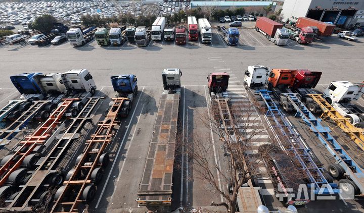 [부산=뉴시스] 하경민 기자 = 중동 사태로 인한 고유가 여파로 물류업계 부담이 커진 11일 부산 남구의 한 주차장에 대형 화물차들이 줄지어 멈춰서 있다. (사진은 기사와 직접 관련이 없습니다.) 2026.03.16. yulnetphoto@newsis.com