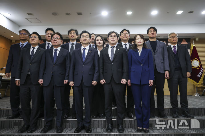 [서울=뉴시스] 정병혁 기자 = 김정욱(앞줄 왼쪽 네번째) 대한변호사협회장과 윤창렬(앞줄 왼쪽 세번째) 검찰개혁추진단장을 비롯한 참석자들이 11일 서울 서초구 대한변호사협회에서 열린 수사기관 역량강화를 위한 공청회에서 기념촬영을 하고 있다. 2026.03.11. jhope@newsis.com