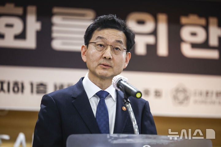 [서울=뉴시스] 정병혁 기자 = 윤창렬 검찰개혁추진단장이 11일 서울 서초구 대한변호사협회에서 열린 수사기관 역량강화를 위한 공청회에서 축사을 하고 있다. 2026.03.11. jhope@newsis.com