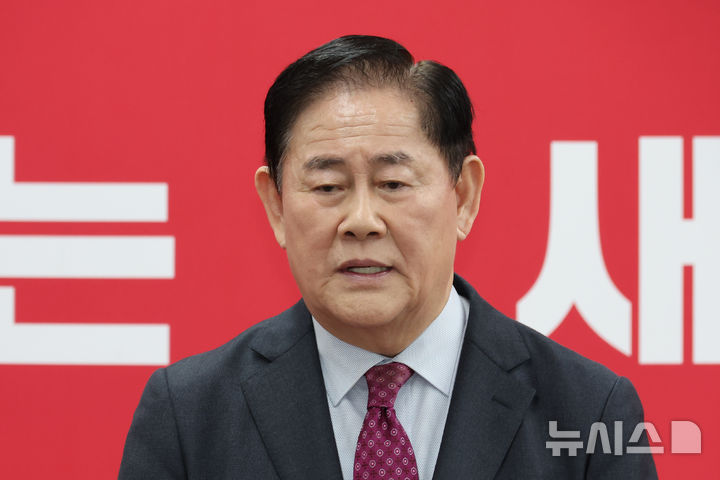 [서울=뉴시스] 김금보 기자 = 대법원이 최경환 전 경제부총리 겸 기획재정부 장관의 신라젠 투자 의혹을 보도한 MBC를 상대로 배상 책임을 인정한 판결을 깨고 심리를 다시 하도록 했다고 13일 밝혔다. 최경환 전 경제부총리가 지난 11일 오후 서울 여의도 국민의힘 중앙당사에서 제9회 전국동시지방선거 공천 면접 심사를 마친 후 취재진 질문에 답변을 하고 있다. 2026.03.13. kgb@newsis.com