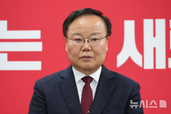 [서울=뉴시스] 김금보 기자 = 경상북도 도지사에 도전하는 김재원 국민의힘 최고위원이 11일 오후 서울 여의도 국민의힘 중앙당사에서 제9회 전국동시지방선거 공천 면접 심사를 마친 후 취재진 질문에 답변을 하고 있다. 2026.03.11. kgb@newsis.com