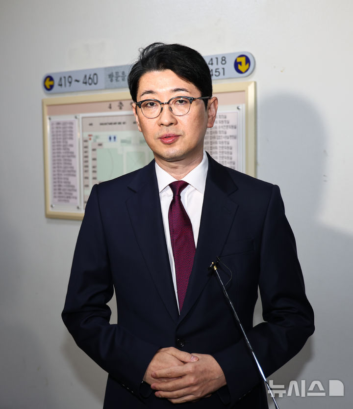 [서울=뉴시스] 김명년 기자 = 부산시장에 출마한 주진우 국민의힘 의원이 11일 오후 '부산 글로벌허브도시 특별법 제정 촉구 입법공청회'가 열리는 서울 여의도 국회 행정안전위원회 법안심사제1소위원회의실 앞에서 특별법 필요성에 대해 설명하고 있다. 2026.03.11. kmn@newsis.com