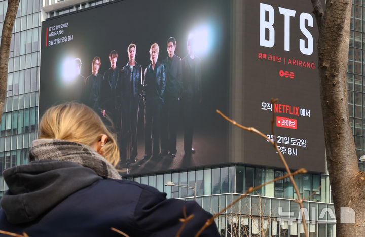 [서울=뉴시스] 최진석 기자 = 방탄소년단(BTS)의 서울 광화문광장 컴백 공연을 열흘 앞둔 11일 서울 종로구 광화문광장 인근 전광판에 BTS 컴백 공연 관련 광고가 보이고 있다. 2026.03.11. myjs@newsis.com