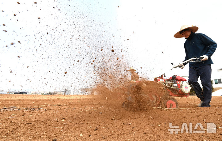[화성=뉴시스] 김종택 기자 = 흙의 날인 11일 경기 화성시 경기도농업기술원에서 관계자들이 관리기로 고랑작업을 하고 있다.&nbsp; 이날은 흙의 소중함과 보전의 필요성을 알리기 위해 지난 2015년 3월11일 법정 기념일로 제정돼 올해 열한번째를 맞이했다. 2026.03.11. jtk@newsis.com