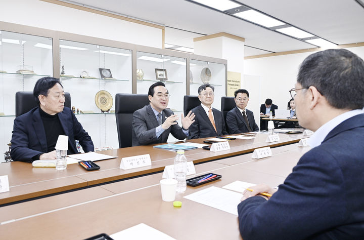 [서울=뉴시스] 사진은 박홍근 기획예산처 장관 후보자가 지난 11일 오후 서울 중구 예금보험공사에서 '전략기획 분야 정책간담회'를 주재하고 있는 모습. (사진=기획예산처 제공) 2026.03.11. photo@newsis.com *재판매 및 DB 금지