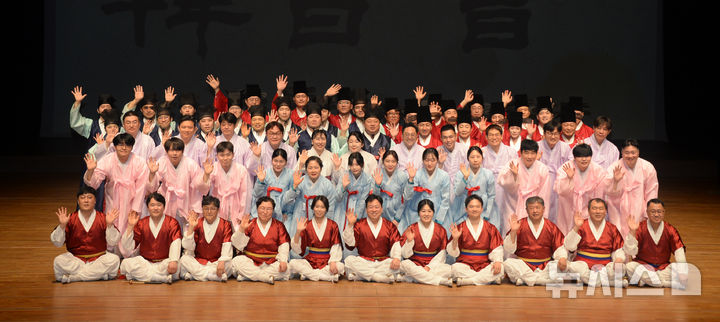 [전주=뉴시스] 김얼 기자 = 크라운해태제과 임직원으로 구성된 국악동아리 관계자들이 11일 전북 전주시 소리문화의전당 연지홀에서 열린 제9회 크라운해태 한음회를 마치고 기념촬영을 하고 있다. 2026.02.11. pmkeul@newsis.com