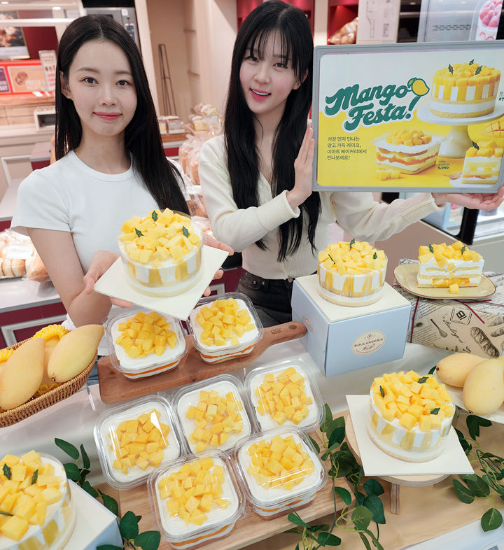 [서울=뉴시스] 11일 서울 용산구 이마트 용산점 내 베이커리 매장에서 모델들이 신세계푸드가 오는 12일 출시하는 '망고에 무너진 케이크'와 '떠먹는 망고 케이크'를 소개하고 있다.(사진=신세계푸드) *재판매 및 DB 금지