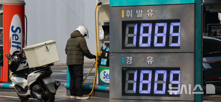 [서울=뉴시스] 권창회 기자 = 미국의 대이란 공습 이후 급등하던 국내 기름값이 상승세를 멈추고 하락세로 전환했다. 11일 한국석유공사 유가정보시스템 오피넷에 따르면 서울 평균 휘발유 가격은 전날보다 3.4원 내린 ℓ당 1943원, 경유 가격은 10.3원 떨어진 ℓ당 1956.8원으로 집계됐다. 이날 오후 서울 시내 한 주유소에 유가 가격이 게시돼 있다. 2026.03.11. kch0523@newsis.com