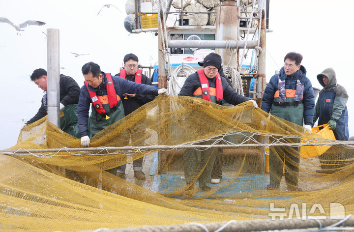 [인천=뉴시스] 전진환 기자 = 더불어민주당 정청래 당대표와 박찬대 의원(인천시장 후보)이 11일 오후 인천 강화군 서검도 앞바다 조업한계선 근처 괴리어장에서 새우잡이 조업 현장 체험을 하고 있다. (공동취재) 2026.03.11. photo@newsis.com