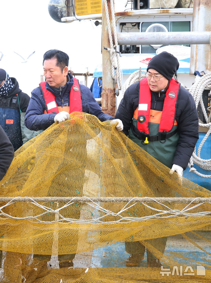 [인천=뉴시스] 전진환 기자 = 더불어민주당 정청래 당대표와 박찬대 의원(인천시장 후보)이 11일 오후 인천 강화군 서검도 앞바다 조업한계선 근처 괴리어장에서 새우잡이 조업 현장 체험을 하고 있다. (공동취재) 2026.03.11. photo@newsis.com