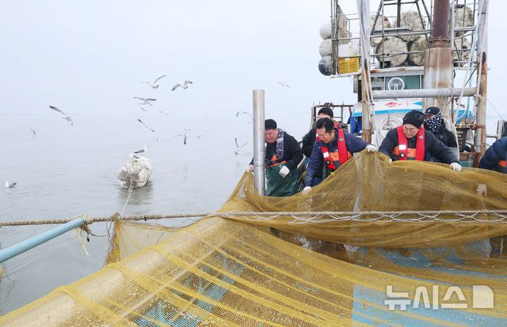 [인천=뉴시스] 전진환 기자 = 더불어민주당 정청래 당대표와 박찬대 의원(인천시장 후보)이 11일 오후 인천 강화군 서검도 앞바다 조업한계선 근처 괴리어장에서 새우잡이 조업 현장 체험을 하고 있다. (공동취재) 2026.03.11. photo@newsis.com
