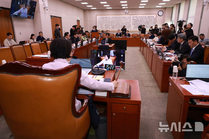 [서울=뉴시스] 고승민 기자 = 추미애 국회 법사위원장이 11일 서울 여의도 국회에서 열린 법제사법위원회 전체회의에서 의사봉을 두드리고 있다. 2026.03.11. kkssmm99@newsis.com