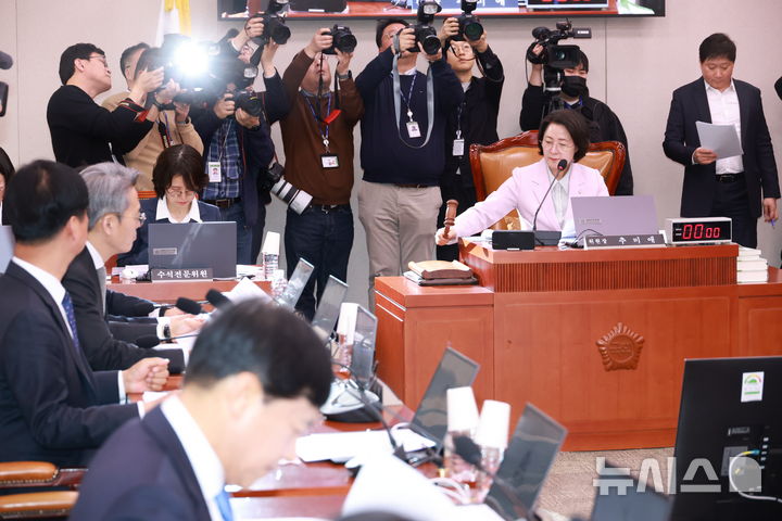 [서울=뉴시스] 고승민 기자 = 추미애 국회 법사위원장이 11일 서울 여의도 국회에서 열린 법제사법위원회 전체회의에서 의사봉을 두드리고 있다. 2026.03.11. kkssmm99@newsis.com
