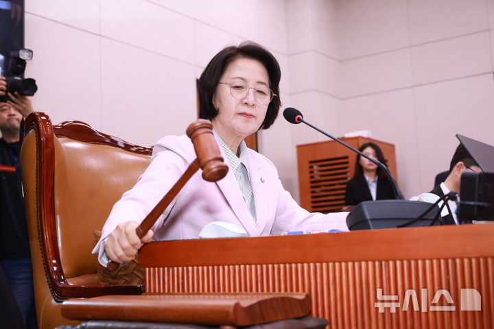 [서울=뉴시스] 고승민 기자 = 추미애 국회 법사위원장이 11일 서울 여의도 국회에서 열린 법제사법위원회 전체회의에서 의사봉을 두드리고 있다. 2026.03.11. kkssmm99@newsis.com