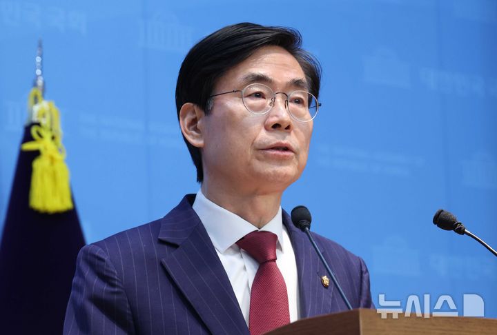 [서울=뉴시스] 조성봉 기자 = 조경태 국민의힘 의원이 11일 오후 서울 여의도 국회 소통관에서 기자회견을 열고, '윤석열 전 대통령 절연' 결의에 따른 당의 후속 조치를 촉구하는 발언을 하고 있다. 2026.03.11. suncho21@newsis.com
