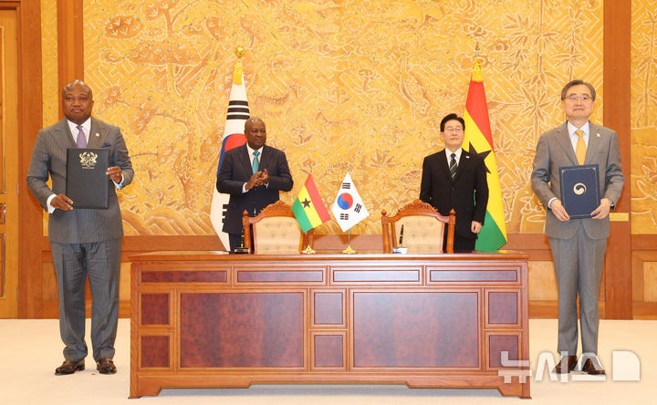 [서울=뉴시스] 고범준 기자 = 조현 외교부 장관과 사무엘 오쿠제토 아블라콰 가나 외교부 장관이 11일 청와대에서 이재명 대통령과 존 마하마 가나 대통령이 임석한 가운데 한-가나 기술, 디지털, 혁신 개발협력 양해각서(신규)를 체결한 뒤 기념촬영을 하고 있다. 2026.03.11. bjko@newsis.com