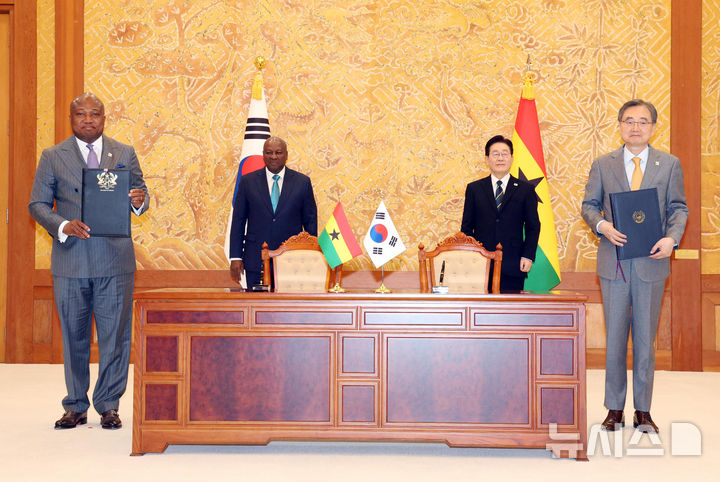[서울=뉴시스] 고범준 기자 = 조현 외교부 장관과 사무엘 오쿠제토 아블라콰 가나 외교부 장관이 11일 청와대에서 이재명 대통령과 존 마하마 가나 대통령이 임석한 가운데 한-가나 기후변화협력협정(신규)을 체결한 뒤 기념촬영을 하고 있다. 2026.03.11. bjko@newsis.com