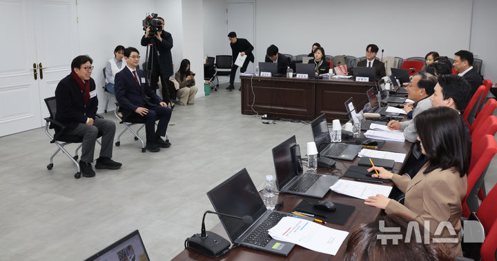 [서울=뉴시스] 김금보 기자 = 박형준 부산시장과 주진우 국민의힘 의원이 11일 오후 서울 여의도 국민의힘 중앙당사에서 제9회 전국동시지방선거 부산시장 후보 공천 면접 심사에 임하고 있다. 2026.03.11. kgb@newsis.com