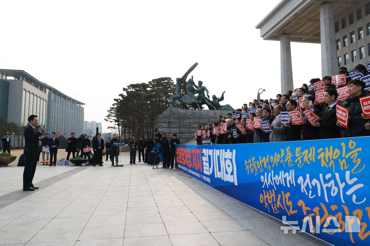 [서울=뉴시스] 고승민 기자 = 장동혁 국민의힘 대표가 11일 서울 여의도 국회 앞 계단에서 대한의사협회 주최로 열린 성분명처방 저지 궐기대회를 찾아 발언하고 있다. 2026.03.11. kkssmm99@newsis.com