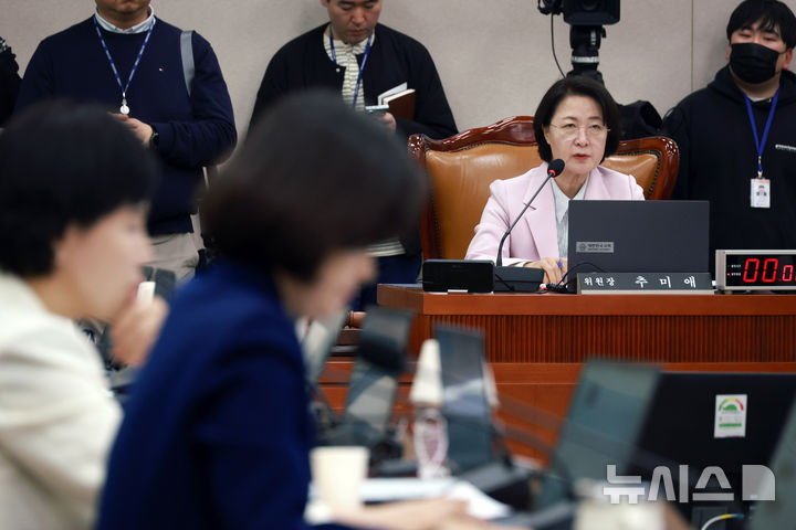 [서울=뉴시스] 고승민 기자 = 추미애 국회 법사위원장이 지난 11일 서울 여의도 국회에서 열린 법제사법위원회 전체회의에서 발언하고 있다. 2026.03.13. kkssmm99@newsis.com