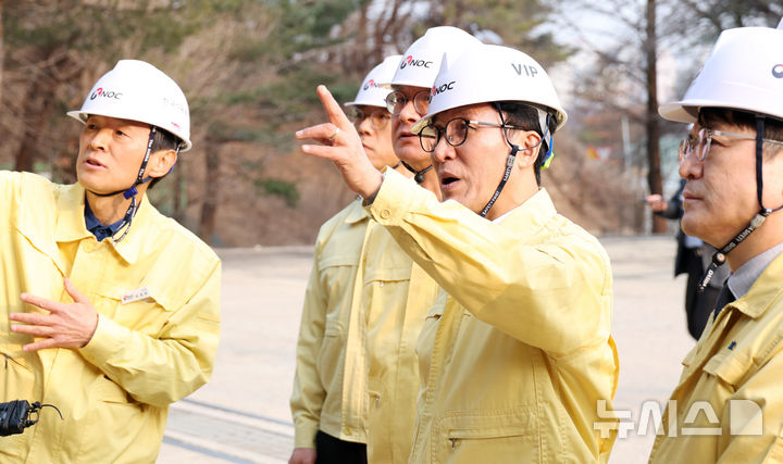 [구리=뉴시스] 청사사진기자단 = 김민석 국무총리가 11일 오후 경기 구리시 한국석유공사 구리지사에서 석유비축시설 현장을 시찰하고 있다. 2026.03.11. photo@newsis.com