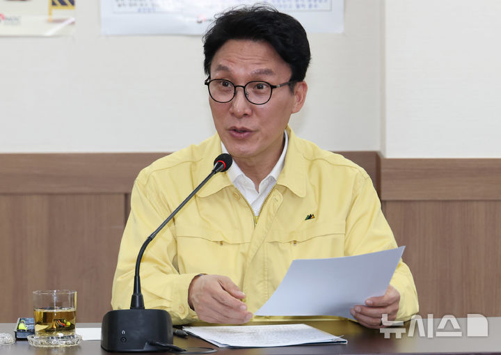 [구리=뉴시스] 청사사진기자단 = 김민석 국무총리가 11일 오후 경기 구리시 한국석유공사 구리지사 현장을 방문해 손주석 한국석유공사 사장으로부터 브리핑받고 있다. 2026.03.11. photo@newsis.com