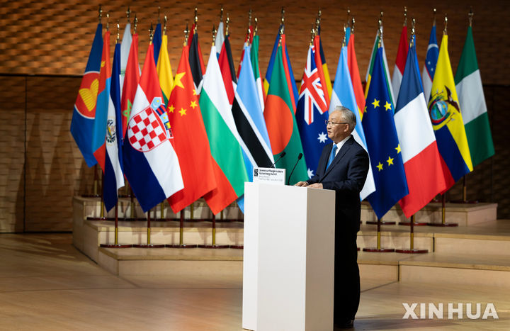 [파리=신화/뉴시스] 장궈칭 중국 국무원 부총리가 10일(현지 시간) 프랑스 파리에서 열린 제2차 원자력에너지 정상회의에 참석해 기조연설을 하고 있다. 2026.03.12