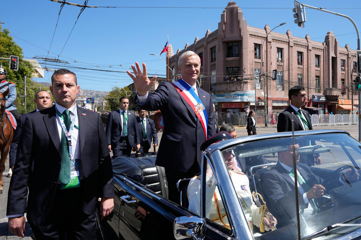 [산티아고=AP/뉴시스] 칠레의 신임 대통령 호세 안토니오 카스트(60)가 3월 11일 칠레의 발파라이소 의사당을 떠나 차량행렬을 하면서 지지자들에게 손을 흔들어 보이고 있다.&nbsp; 2026.03.12.