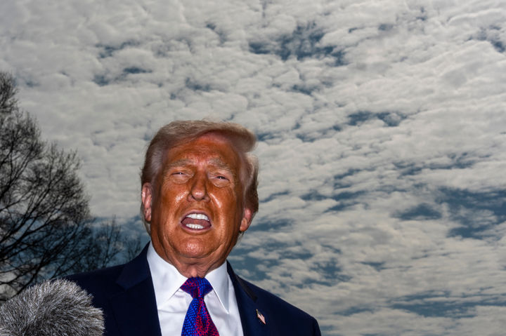 [워싱턴=AP/뉴시스]도널드 트럼프 미국 대통령이 11일(현지 시간) 백악관 경내에서 취재진 질문에 답하고 있다. 2026.03.12.