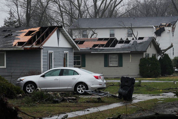 [인디애나주=AP/뉴시스] 11일(현지 시간) 미국 인디애나주 레이크 빌리지에서 토네이도 여파로 주택 지붕이 파손돼 있다. 2026.03.12.