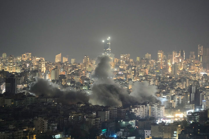 [베이루트=AP/뉴시스] 11일(현지 시간) 레바논 베이루트 남부 다히예에서 이스라엘 공습 이후 건물들 사이로 연기가 피어오르고 있다. 이스라엘이 친이란 무장단체 헤즈볼라의 거점이 있는 레바논에 공세를 이어가고 있다. 2026.03.12.