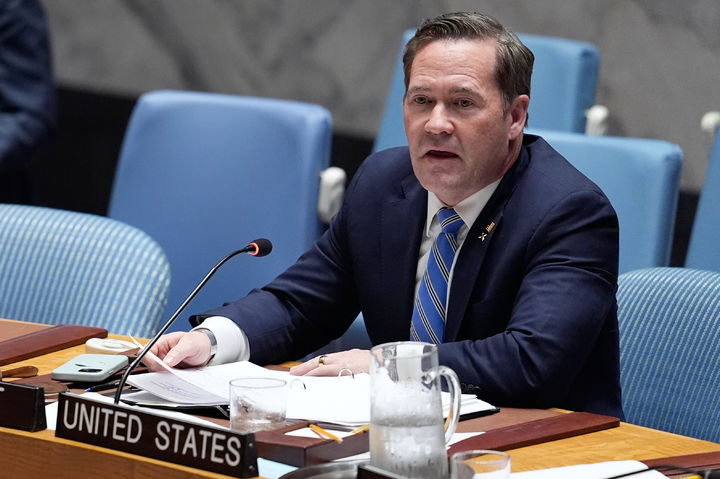 [유엔본부=AP/뉴시스] 미국과 이스라엘, 이란 간 전쟁이 이어지는 가운데 중국과 러시아가 대이란 제재를 논의하는 유엔 안전보장이사회(안보리) 회의에서 미국과 충돌했다. 11일(현지 시간) 미국 뉴욕의 유엔본부에서 마이크 월츠 주유엔 미국대사가 발언하는 모습. 2026.03.13