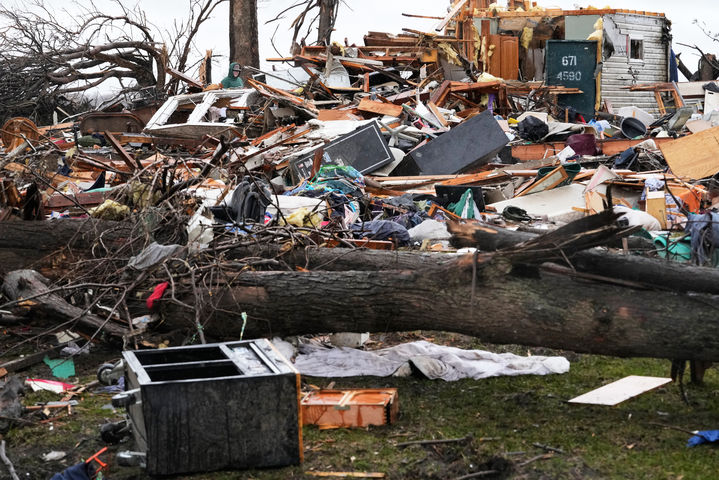 [일리노이주=AP/뉴시스] 11일(현지 시간) 미국 일리노이주 아로마 파크에서 토네이도 여파로 나무가 쓰러져 있다. 2026.03.12.
