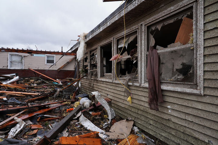 [일리노이주=AP/뉴시스] 11일(현지 시간) 미국 일리노이주 아로마 파크에서 토네이도 여파로 차량이 주택이 파손돼 있다. 2026.03.12.