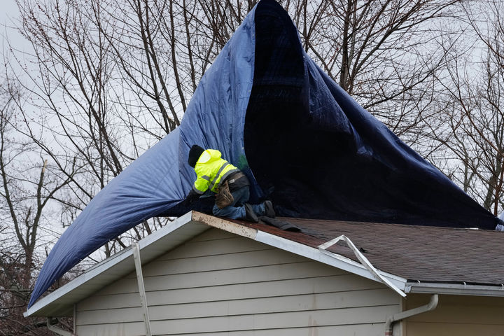 [일리노이주=AP/뉴시스] 11일(현지 시간) 미국 일리노이주 아로마 파크에서 주민이 토네이도로 인해 파손된 주택 지붕을 비닐로 덮고 있다. 2026.03.12.