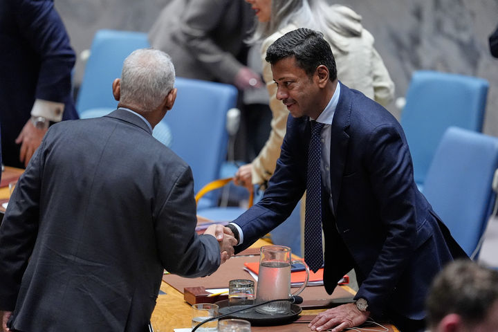 [유엔본부=AP/뉴시스] 유엔 안보리 4월 의장국 바레인의 자말 파레스 알로와이에이 대사(오른쪽)가 3월 11일 의장으로 선임된 뒤 회원국 대표들과 인사하고 있다. 2026. 04. 02.&nbsp;&nbsp; 