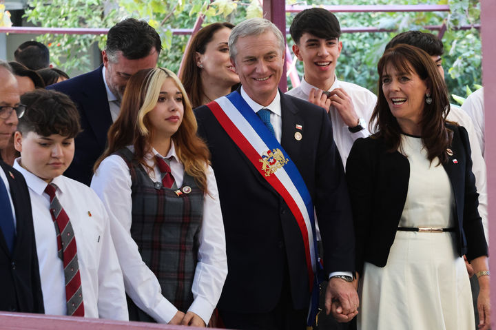 [산티아고( 칠레)= AP/뉴시스] 칠레의 새 대통령 호세 안토니오 카스트(60)가3월 11일 취임식을 마친 뒤 부인 마리아 피아 아드리아솔라(오른쪽)과 함께 산티아고 시내 한 학교의 개학식에 참석하고 있다. 2026. 03. 12.&nbsp; 