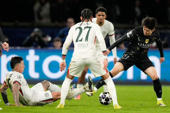 [파리=AP/뉴시스] 파리 생제르맹(PSG)의 이강인(오른쪽)이 11일(현지 시간) 프랑스 파리의 파르크 데 프랭스에서 열린 2025-26 유럽축구연맹(UEFA) 챔피언스리그(UCL) 16강 1차전 첼시(잉글랜드)와 경기 중 공을 다투고 있다. 이강인은 후반 24분 교체 출전했으며, PSG는 5-2로 승리했다. 2026.03.12.