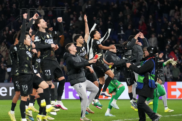 [파리=AP/뉴시스] 이강인(왼쪽)을 비롯한 파리 생제르맹(PSG) 선수들이 11일(현지 시간) 프랑스 파리의 파르크 데 프랭스에서 열린 2025-26 유럽축구연맹(UEFA) 챔피언스리그(UCL) 16강 1차전에서 첼시(잉글랜드)를 물리친 후 팬들에게 인사하고 있다. 이강인은 후반 24분 교체 출전했으며, PSG는 5-2로 승리했다. 2026.03.12.