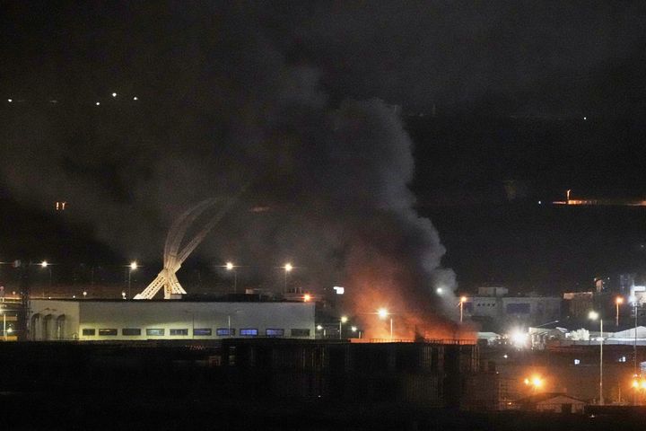 [아르빌=AP/뉴시스] 3월11일 늦은 밤에 이라크 아르빌 공항에서 폭발이 발생한 뒤 연기가 피어오르고 있다. 2026.03.18.