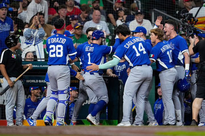 [휴스턴=AP/뉴시스] 이탈리아의 존 버티(1)가 11일(현지 시간) 미 텍사스주 휴스턴 다이킨 파크에서 열린 2026 월드베이스볼클래식(WBC) 조별 리그 B조 4차전 멕시코와 경기 4회 초 1점 홈런을 치고 더그아웃에서 환영받고 있다. 2026.03.12.