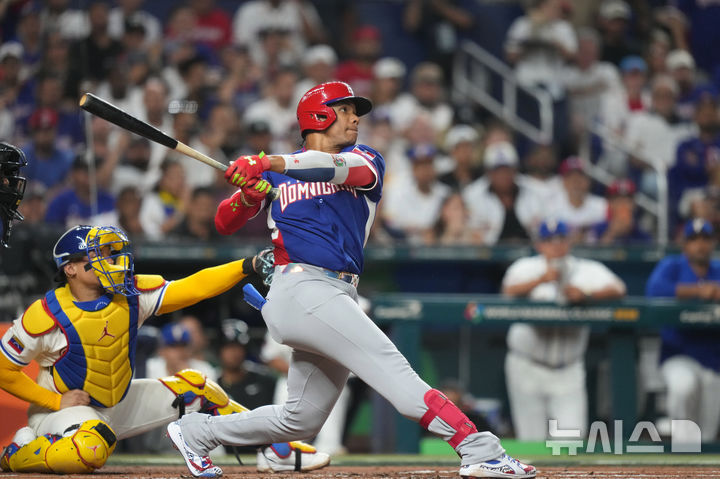 [마이애미=AP/뉴시스] 도미니카공화국의 후안 소토가 12일(한국 시간) 미국 플로리다주 마이애미의 론디포파크에서 열린 2026 월드베이스볼클래식(WBC) 조별리그 D조 4차전 베네수엘라와의 경기 1회초 2점 홈런을 치고 있다. 2026.03.12.