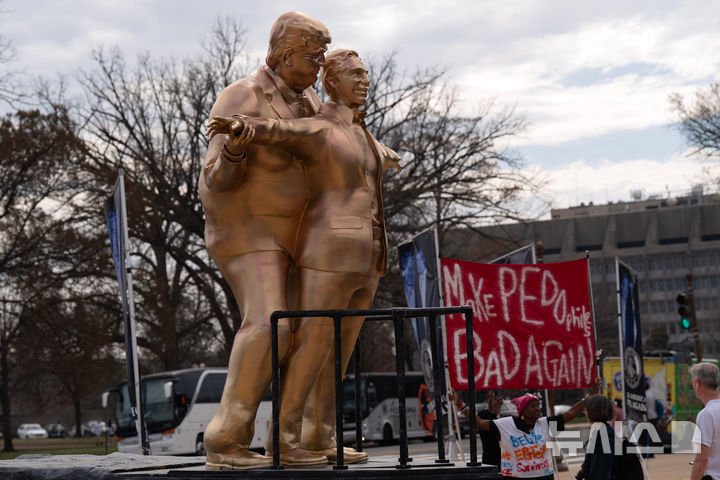 [워싱턴=AP/뉴시스] 도널드 트럼프 미국 대통령과 억만장자 성범죄자 제프리 엡스타인을 풍자하는 동상이 11일(현지 시간) 미국 워싱턴 D.C. 국회의사당 앞 내셔널몰에 세워져 있다. 2026.03.12.