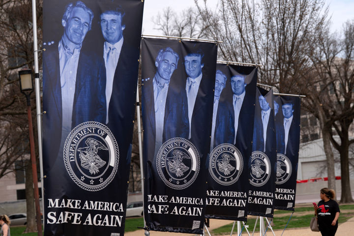 [워싱턴=AP/뉴시스] 도널드 트럼프 미국 대통령과 억만장자 성범죄자 제프리 엡스타인의 모습이 담긴 현수막이 11일(현지 시간) 미국 워싱턴 D.C. 국회의사당 앞 내셔널몰 인근에 걸려 있다. 2026.03.12.