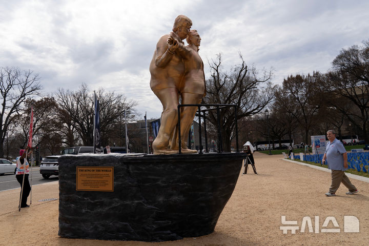 [워싱턴=AP/뉴시스] 도널드 트럼프 미국 대통령과 억만장자 성범죄자 제프리 엡스타인을 풍자하는 동상이 11일(현지 시간) 미국 워싱턴 D.C. 국회의사당 앞 내셔널몰에 세워져 있다. 2026.03.12.