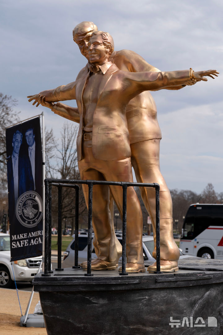 [워싱턴=AP/뉴시스] 도널드 트럼프 미국 대통령과 억만장자 성범죄자 제프리 엡스타인을 풍자하는 동상이 11일(현지 시간) 미국 워싱턴 D.C. 국회의사당 앞 내셔널몰에 세워져 있다. 2026.03.12.