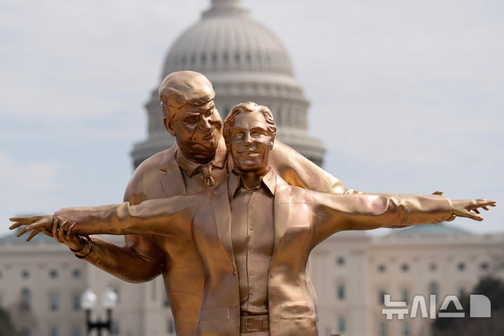 [워싱턴=AP/뉴시스] 도널드 트럼프 미국 대통령과 억만장자 성범죄자 제프리 엡스타인을 풍자하는 동상이 11일(현지 시간) 미국 워싱턴 D.C. 국회의사당 앞 내셔널몰에 세워져 있다. 2026.03.12.