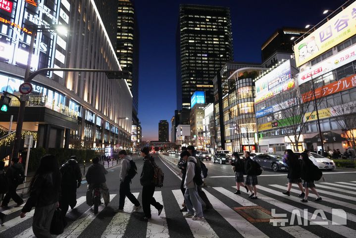 [오사카=AP/뉴시스]일본 전체 인구에서 65세 이상 고령자의 비율이 사상 최고를 기록했다. 사진은 지난 3월 12일 일본 오사카의 오사카역 근처 횡단보도를 사람들이 건너고 있는 모습. 2026.09.21.