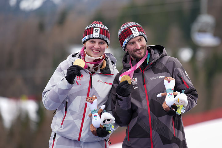 [코르티나담페초=AP/뉴시스] 페로니카 아이그너(오스트리아)와 그의 가이드 에릭 디그루버. 2026.03.12