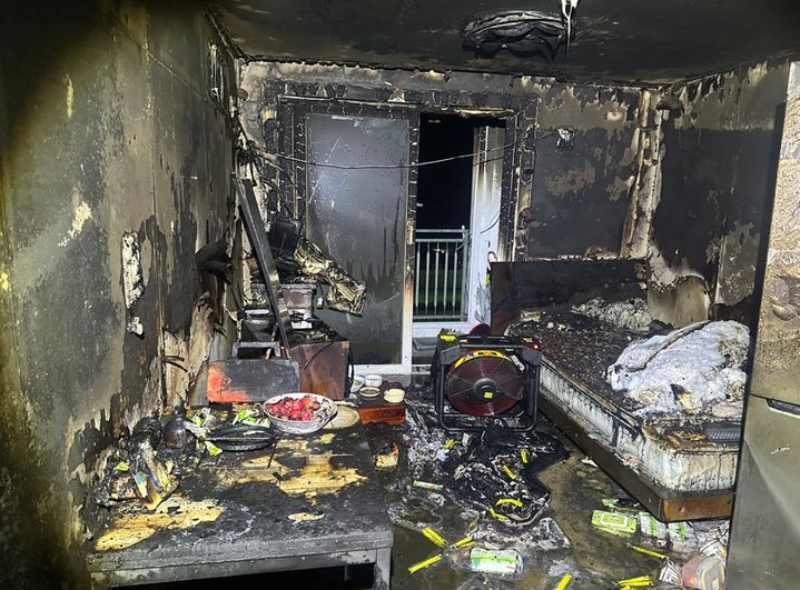 [광주=뉴시스] 지난 12일 오후 7시17분께 광주 북구 두암동 15층 규모 아파트 13층 세대에서 불이 나 소방 당국에 의해 17분 만에 꺼졌다. (사진=광주소방본부 제공) 2026.03.12. photo@newsis.com *재판매 및 DB 금지